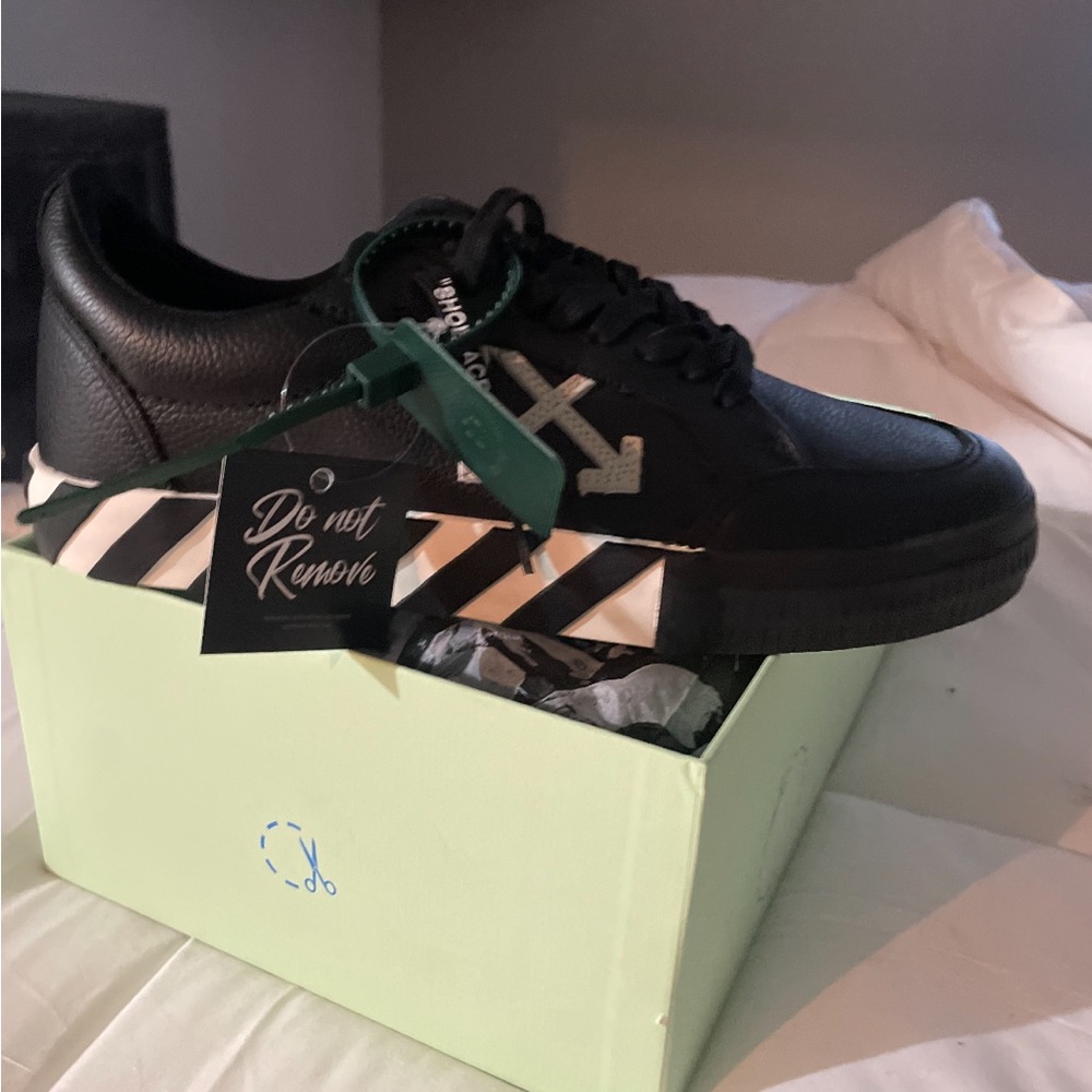 Brand new off white sneakers size 43 in men